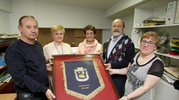 Miembros de la junta directiva de la Asociación de Hermanamientos en la sede, con el escudo de Rochefort Sur Mer.