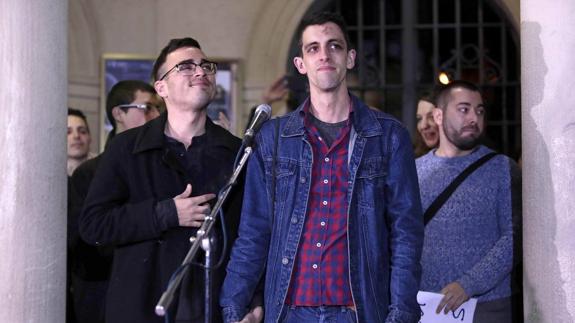 Andy Aguilar (derecha) y Jorge reciben el respaldo de sus vecinos de Berga (Barcelona).