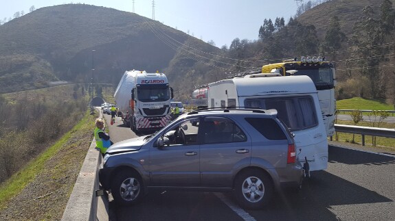 Accidente en Pedredo de un todoterreno con matrícula inglesa.