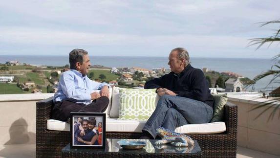 Revilla y Osborne, en la anterior participación del presidente cántabro en el programa de Telecinco, en su casa de Suances.