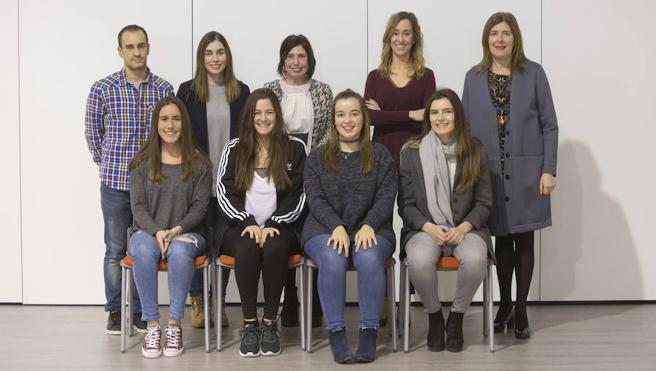 De pie: Ignacio Martínez (tutor), Cristina San Miguel (e2), Mª Eugenia Gutiérrez (tutora), Irene Rivero (responsable de Marketing de Tecnisa Campos) y Belén Campos (socia Directiva de Tecnisa Campos). Abajo el equipo: Alicia Gutiérrez Martínez, Selin Kabatas Moreno, Ana González Obregón, Beatriz Piñeiro Zapardiel y Julio Arguiñarena Díaz (ausente en la foto).