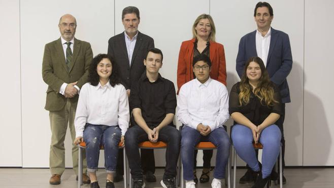 De pie: Fernando Gaspar (CEO de NetCAN), Eulogio Fernández (tutor), Elena Vicente (directora del centro), Saturnino Castanedo (director Relaciones Externas de Telnor). Abajo el equipo: Greys Martínez Uribe, Ignacio Herrerías Santos, Daniel López Olivar y Saray Rodríguez Oleiro