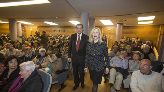 Mira Milosevich y Manuel Ángel Castañeda, a su entrada al salón de actos del Ateneo.