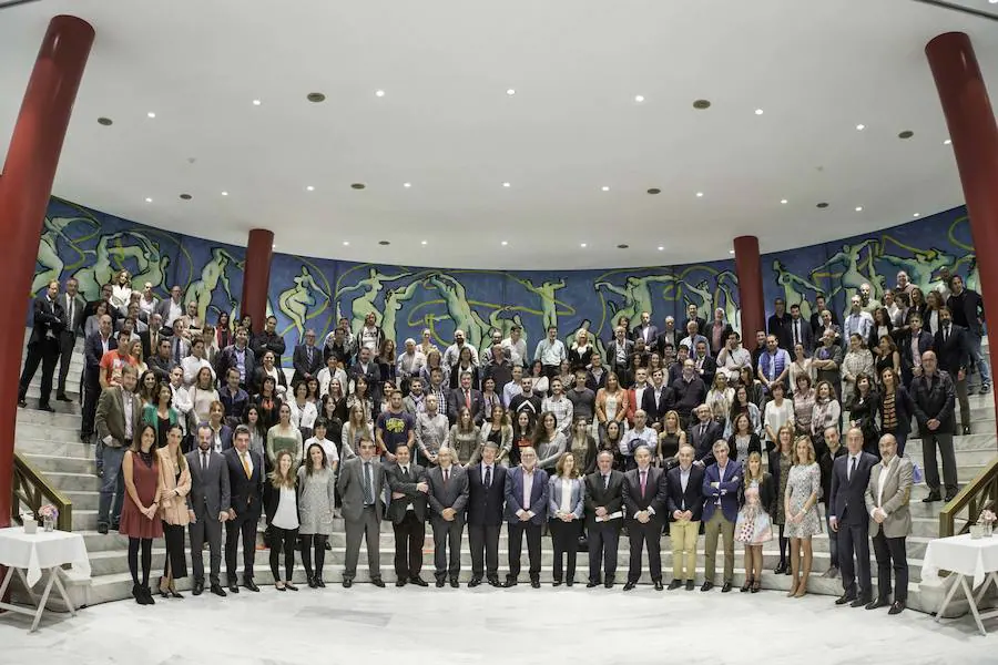 Foto de familia de directores de centros educativos, tutores, mentores y autoridades en la presentación de la cuarta edición de STARTinnova. 