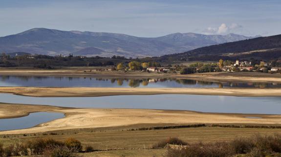 Imagen del pantano del Ebro en el pasado mes de noviembre. La mejora en la gestión del agua está entre los objetivos.