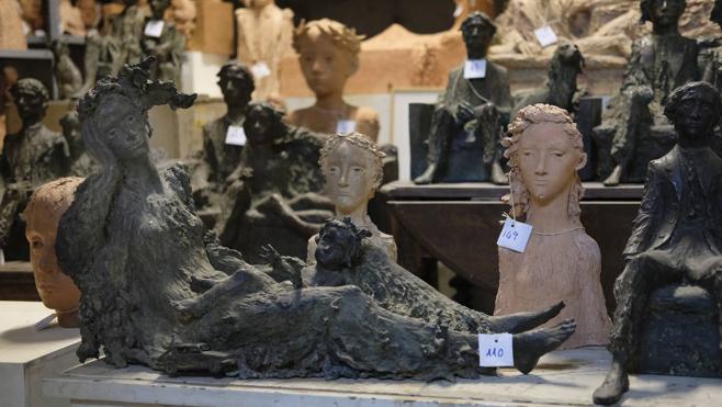 Grupo de esculturas de Ramón Muriedas, con la obra 'Madre e hija tumbadas' en primer término.