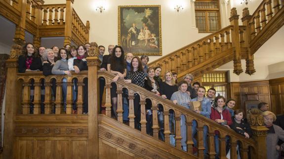 Organizadores y asistentes a las jornadas ‘Marca Cultura Territorio’ posaron para una foto de familia con los nominados a los premios Pecca y las tres galardonadas.