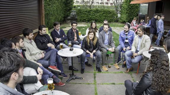 María José Sáenz de Buruaga, esta mañana, con los jóvenes que la apoyan, en el bar La Frontera. 