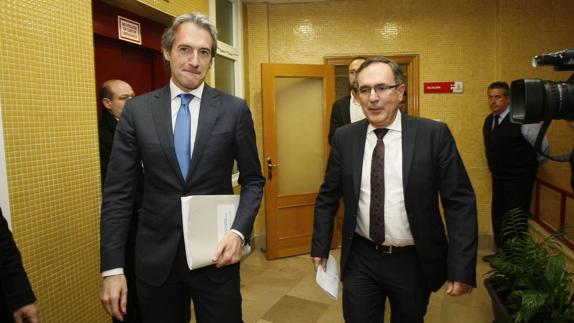 El ministro, Íñigo de la Serna, y el alcalde, José Manuel Cruz Viadero, en la reunión de hace unos días en Torrelavega. 