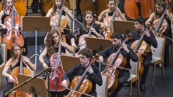 Músicos de la Joscan, durante uno de sus últimos conciertos en el Palacio de Festivales.