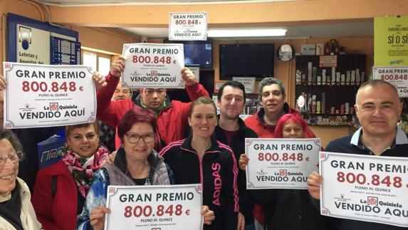 La dueña del establecimiento, con sus hijos y clientes, con el gran premio de La Quiniela.