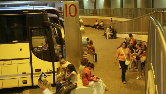 Los usuarios y los transportistas se quejan de la falta de mantenimiento de la estación de autobuses de Torrelavega.