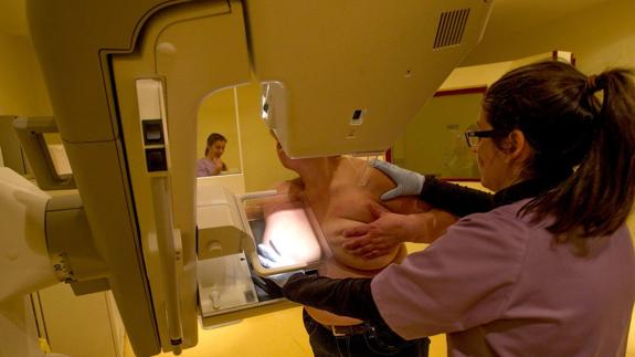 Una paciente es sometida a una mamografía.