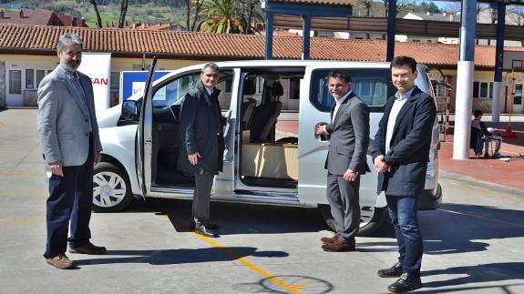 Responsables de Nissan y La Salle en la entrega del vehículo eléctrico