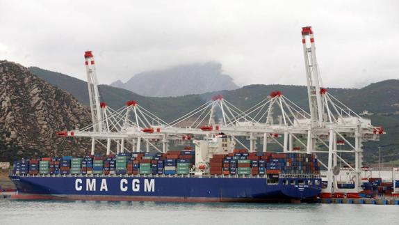 Un barco contenedor con mercancía en el puerto de Tánger Med. 