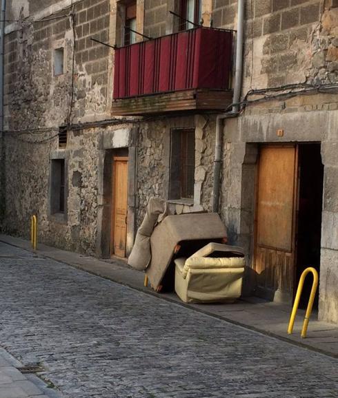 magen de unos sofás deteriorados en la puerta de una lonja de ocio de Castro