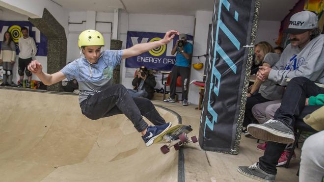 Luis Bolado, ganador en la categoría sub 18 masculino, maniobrando sobre su skate. 