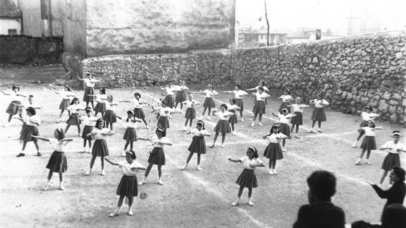 En el patio. Alumnas realizando una demostración de ejercicios gimnásticos en 1963