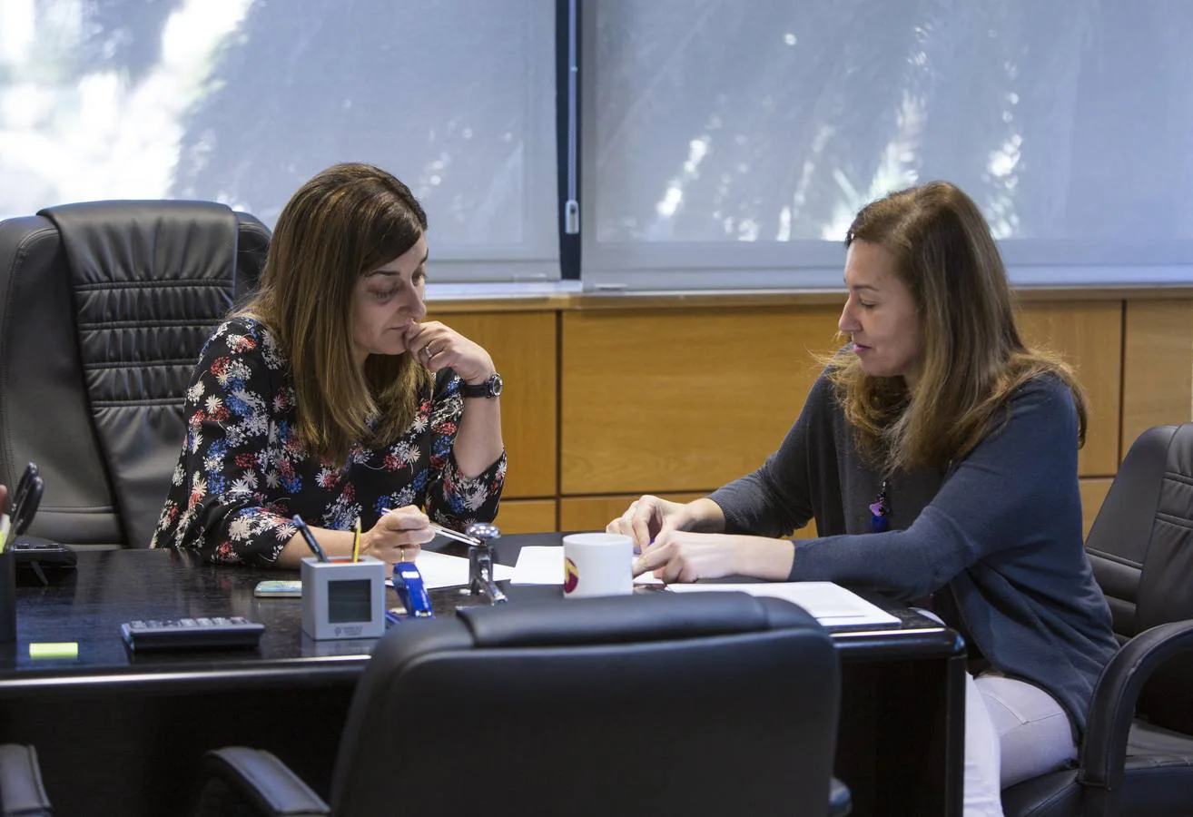 María José Sáenz de Buruaga y María José González Revuelta, este lunes, en su primera reunión como presidenta y secretaria general del PP, en la sede de Santander.