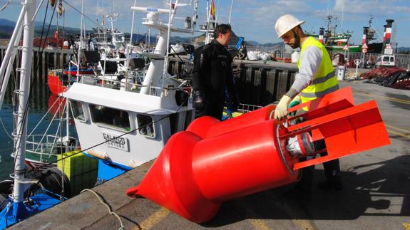 Las boyas se llevarán desde el puerto a los puntos donde van a ser colocadas en la bahía. 