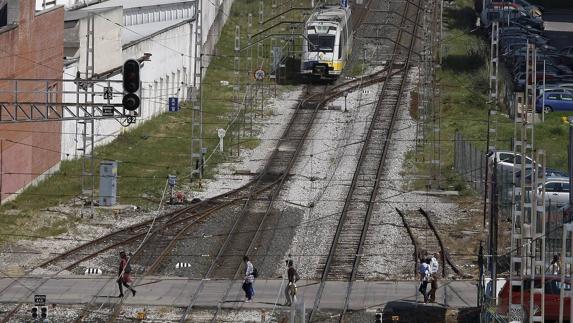 Paso a nivel en la calle Pablo Garnica.