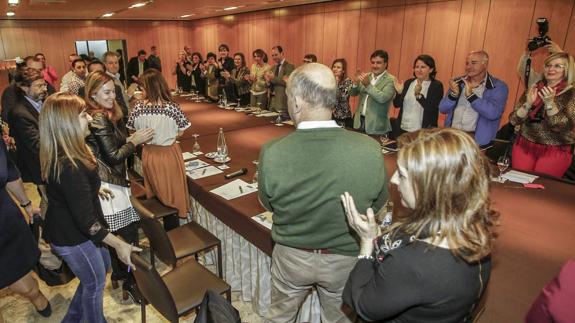 El Comité Ejecutivo del PP recibe a la presidenta entre aplausos durante su primera reunión. 