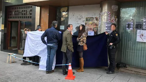 Efectivos policiales y autoridades judiciales, esta mañana con el cadáver aparecido en la vía pública.