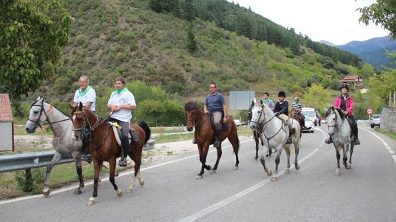 Unos jinetes hacen una de las etapas del Camino Lebaniego a caballo.