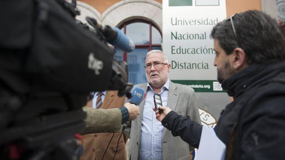 El consejero Ramón Ruiz, en un comparecencia ante los medios. 