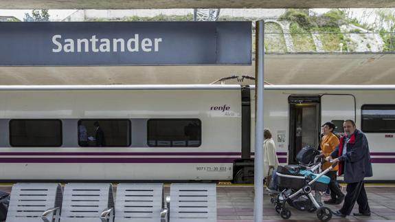 Unos pasajeros transitan por el andén de la estación de Santander, donde les espera un Alvia