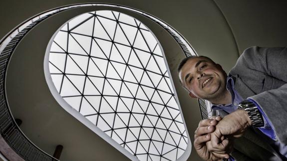 El ingeniero industrial y profesor Javier Antolín posa en el Ayuntamiento, con la nueva cubierta de cristal al fondo.