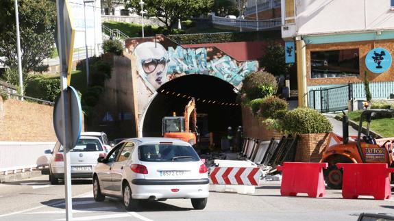 Desde ayer, los coches sólo pueden circular por el interior del túnel desde Puertochico hacia Los Castros.