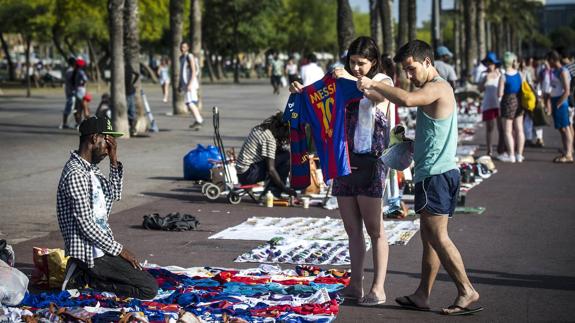 Venta ilegal junto al puerto de Barcelona, el verano pasado.