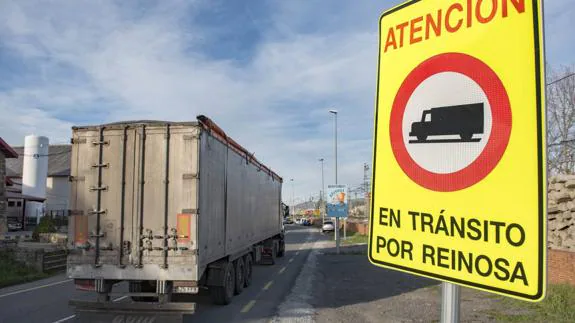 Un camión circula por la entrada Sur de Reinosa, a su paso por Cuétara.