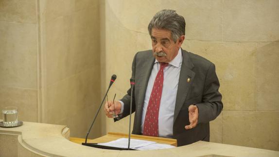 El presidente, durante su intervención este lunes en el Parlamento de Cantabria.