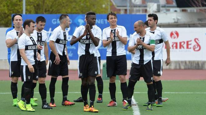 Los jugadores de la actual plantilla, durante uno de los últimos partidos disputados esta temporada.