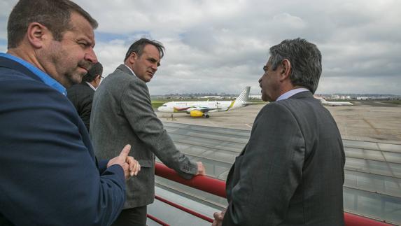 Revilla y el alcalde de Vega de Liébana acudieron a recibir a los pasajeros del vuelo Barcelona-Santander.