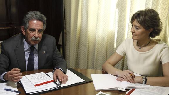 El presidente de Cantabria, Miguel Ángel Revilla, y la ministra Isabel García Tejerina, durante la reunión de este jueves en el Ministerio