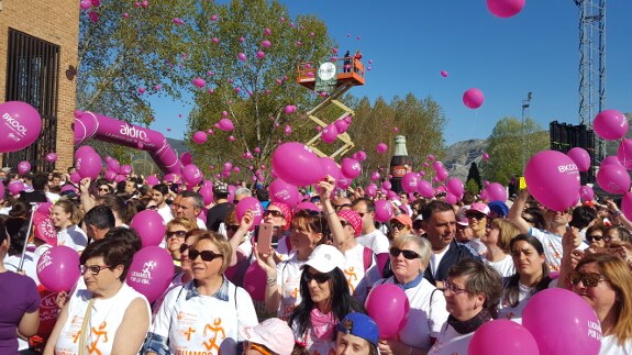 Miles de globos llenaron el cielo de rosa en homenaje a la precursora de la marcha, Almudena Ruiz.