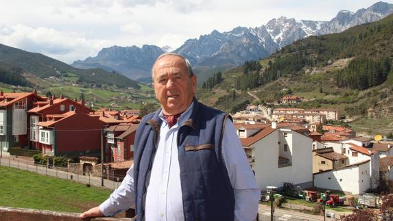 El ganadero Carlos Vejo en la terraza de su casa en Potes.