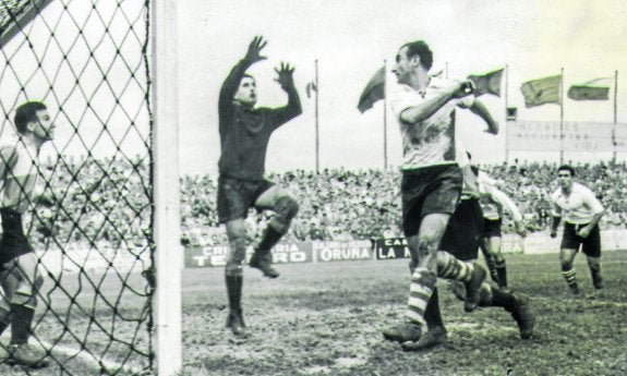 Nemes, con la camiseta del Racing, remata uno de los dos goles que marcó al Sabadell el 13 de noviembre de 1949. :: 