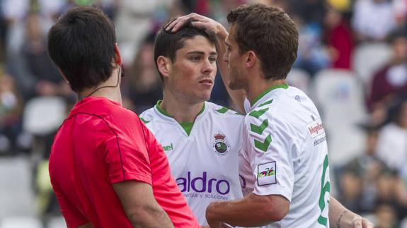 Jagoba desea suerte a Sergio Ruiz en el momento de ser sustituido tras lesionarse ayer en El Sardinero