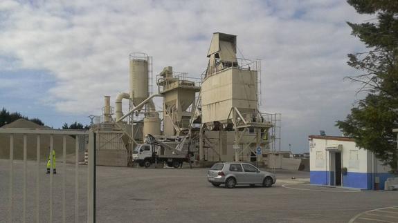 La planta asfáltica que Copsesa tiene en Igollo no requiere de una nueva licencia, según el TSJC. :