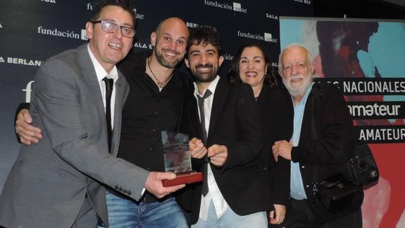 González Camacho, a la izquierda con el premio, junto al resto de compañeros.