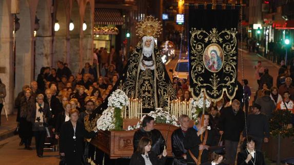 El paso de la Virgen de la Dolorosa avanza por la calle José María Pereda durante la Semana Santa del año pasado.