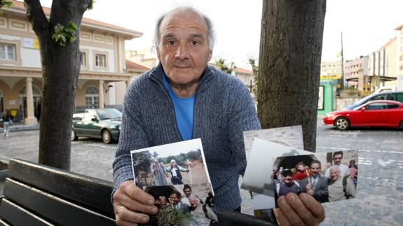 Jacinto Iglesias, mostrando recuerdos fotográficos de algunas de sus expediciones a pie. 