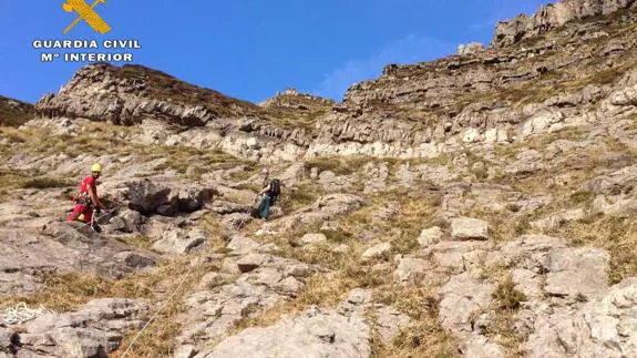 Los agentes del GREIM de la Guardia Civil intentan acceder el lugar donde encontraron del cadáver del montañero.