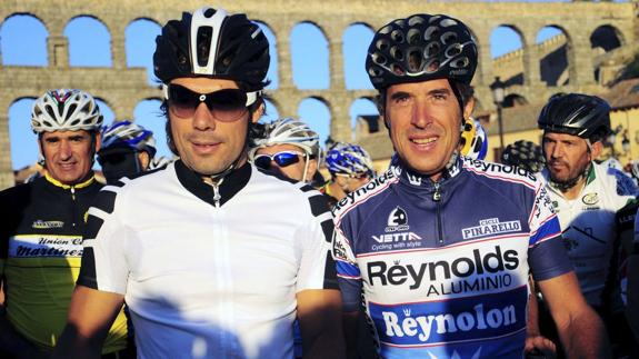 Perico Delgado, junto a Óscar Freire con el maillot de Reynolds con el que ganó el Tour de Francia de 1988.