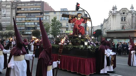 ‘Jesús de la Salud en su Segunda Caída’ procesiona frente al Ayuntamiento de Santander.