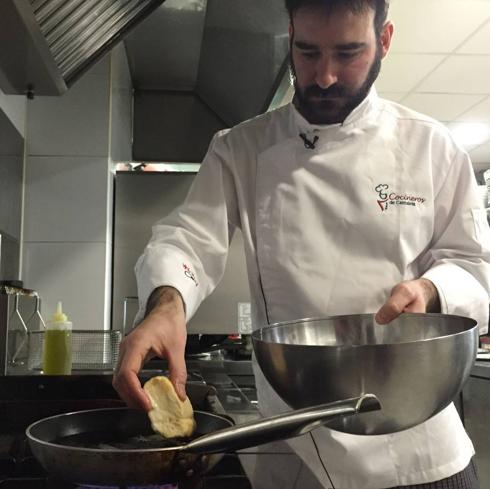 Iván Rodríguez, chef del restaurante ‘As de Guía’ de Santoña, es referente en materia de torrijas en Cantabria.